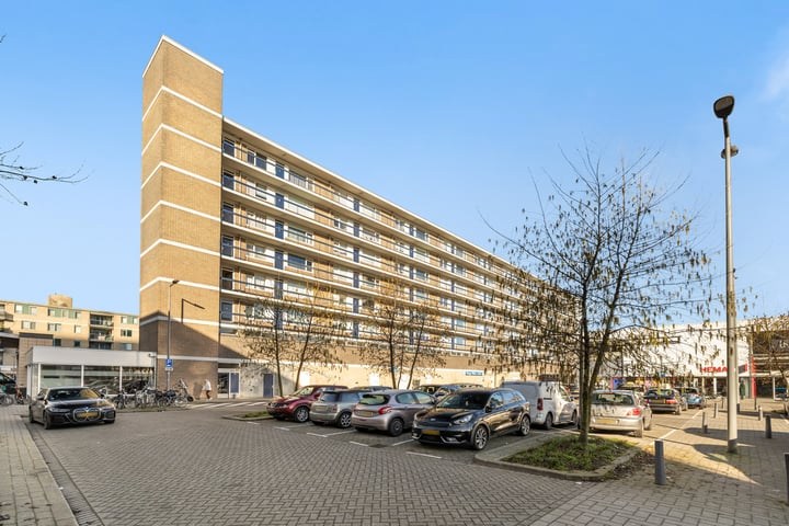 Dit ruime 3 -(voorheen 4) kamer appartement heeft een lichte woonkamer, zonnige balkon, 2 slaapkamers en is gelegen op 6e etage. 