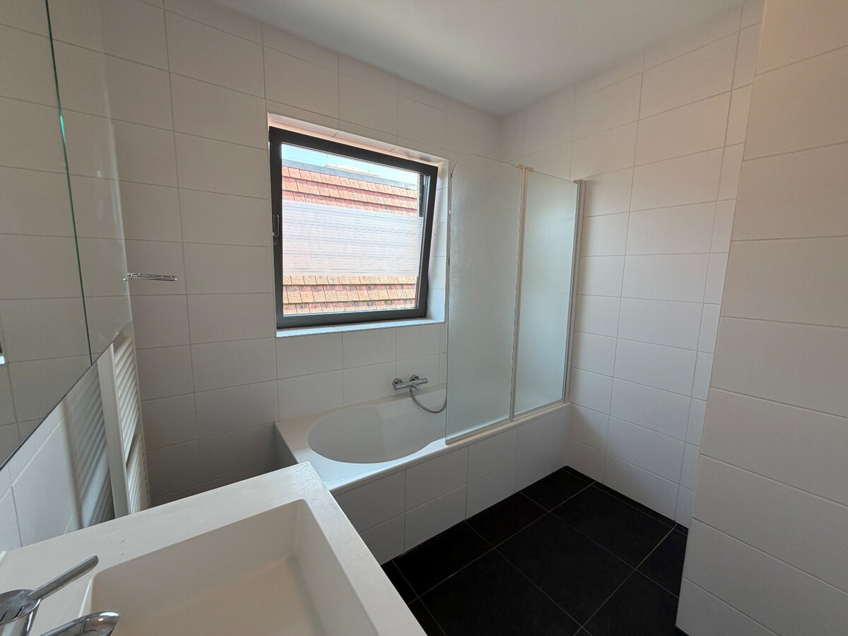 2 slpk-appartement nabij allerhande voorzieningen. 