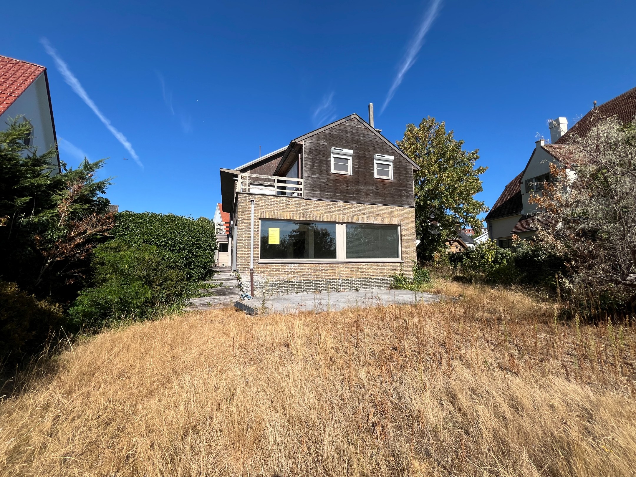 Unieke villa met frontaal zicht op het Zegemeer – uitzonderlijke renovatiemogelijkheid in het hart van Knokke - Meer info op kantoor. 