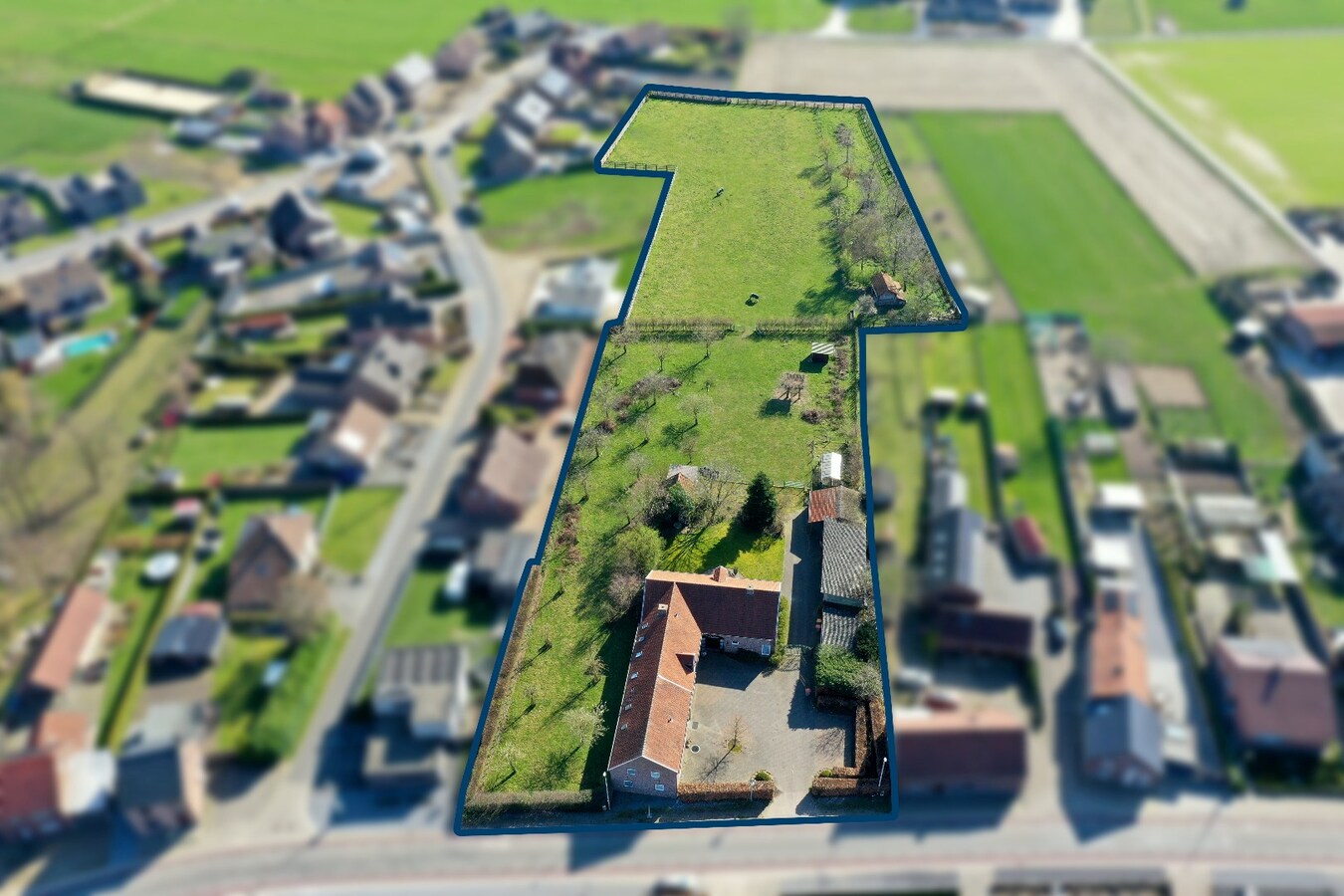 Unieke hoeve met woonst, 3 appartementen en paardenstallen op een ruim perceel van ca 1,2ha te Dilsen-Stokkem 