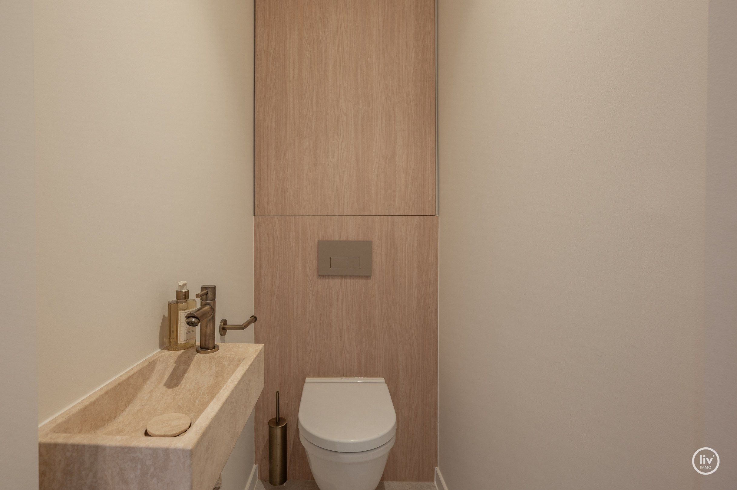Luxueus volledig gerenoveerd 3 slaapkamer appartement te Lippenslaan gelegen op wandelafstand van het Albertstrand. 