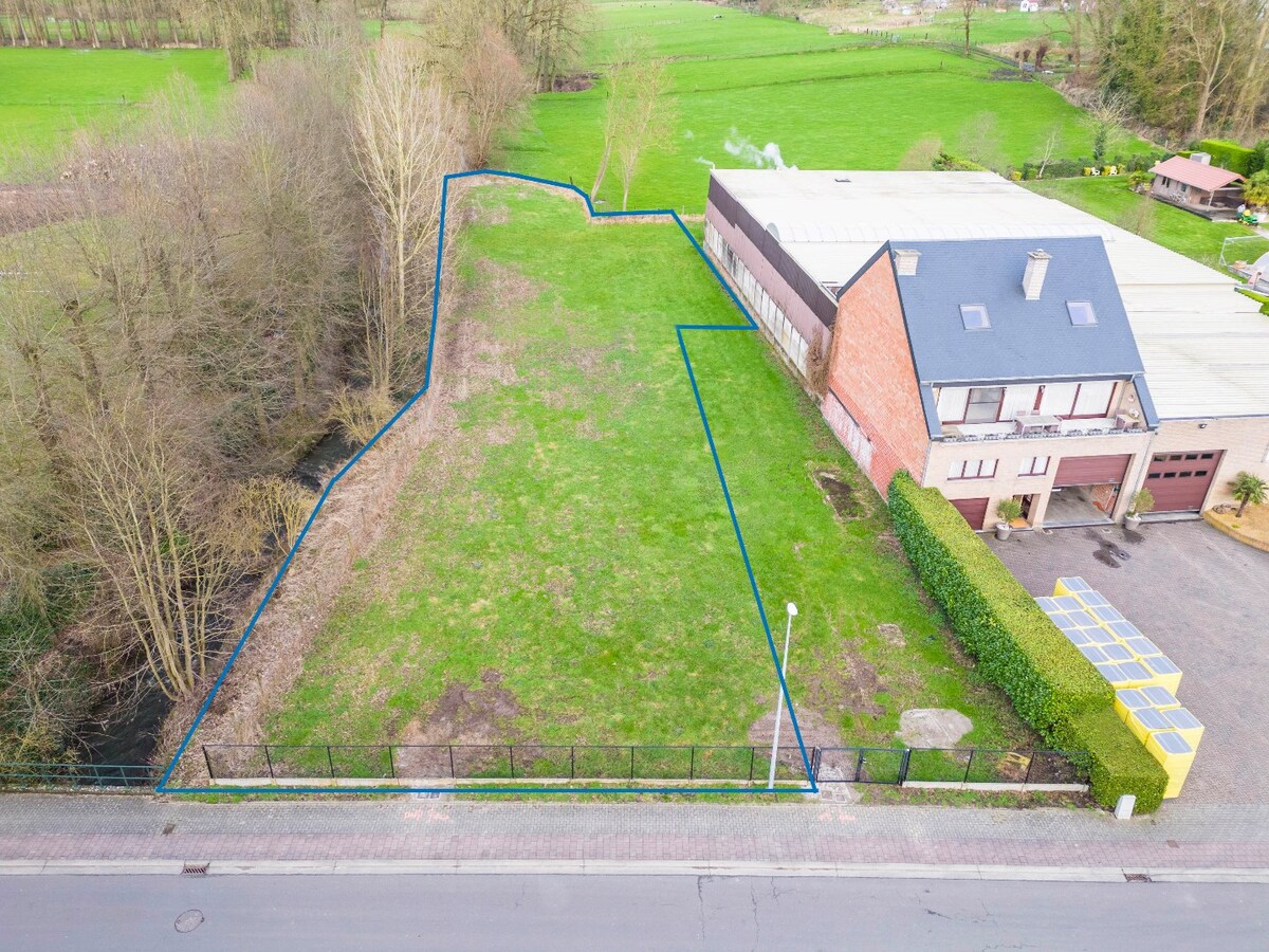 Bouwgrond voor OB met groot stuk achtergrond te Erondegem 