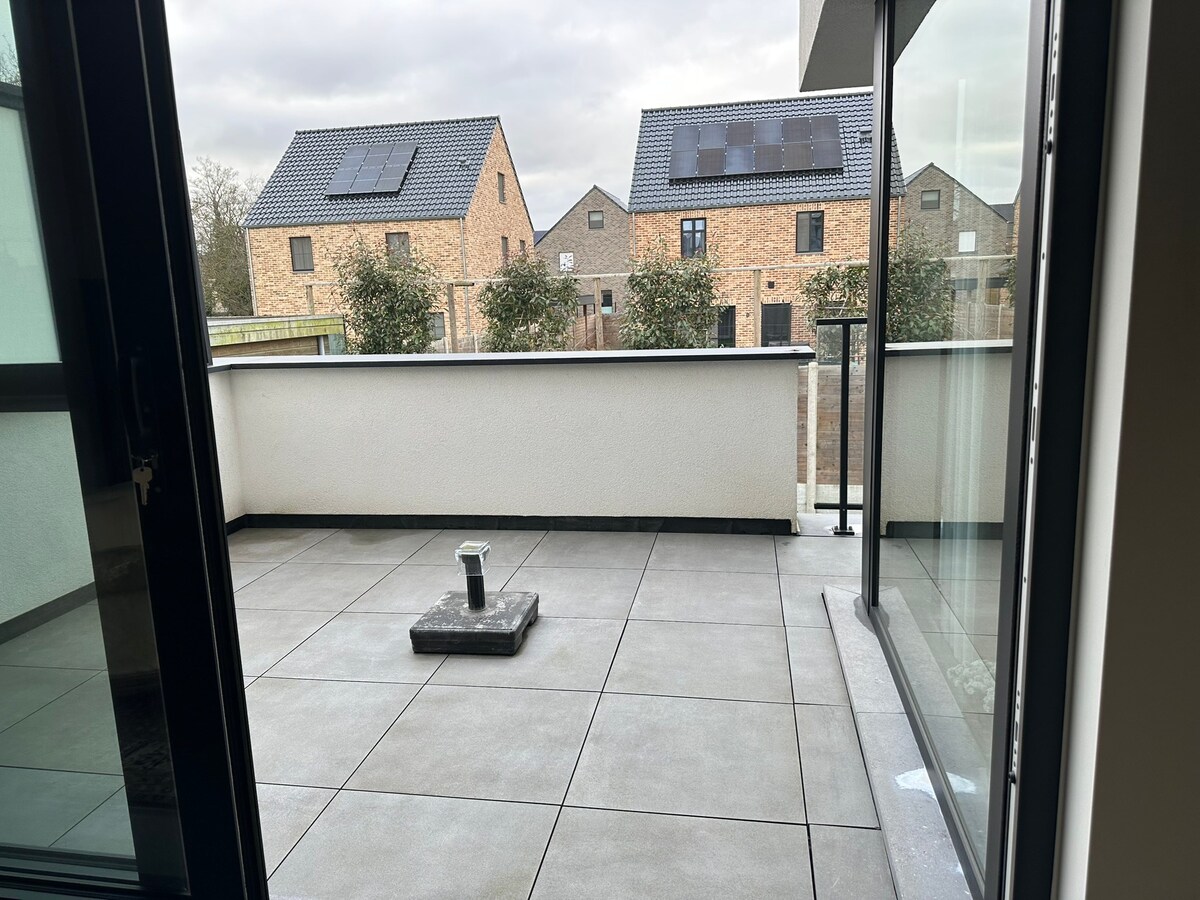 Recent appartement met 2 slaapkamers, terras 