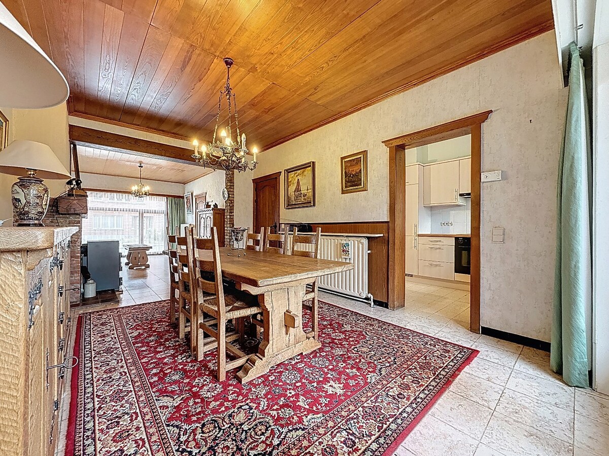 Op te frissen (gezins)woning met garage en tuin te Bevegem 