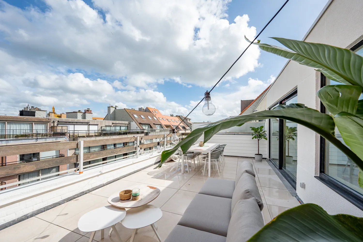 Magnifiek volledig gerenoveerde penthouse met 3 slaapkamers en 2 zeer ruime terrassen op enkele passen van het Rubensplein gelegen.