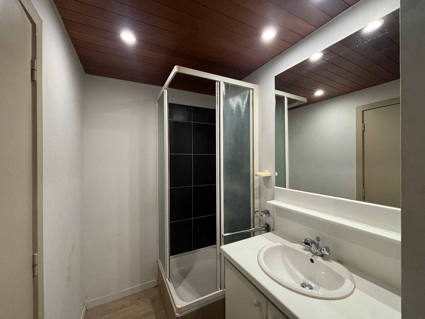 Opbrengsteigendom met 7 appartementen &amp; ruim handelspand in Mol-centrum 