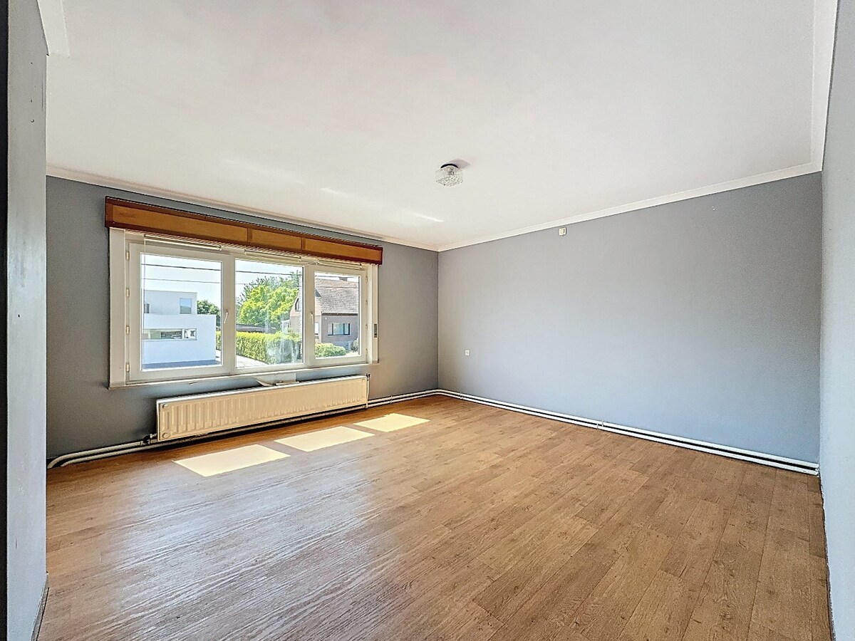 Ruime, te renoveren OB met garage te Zottegem 