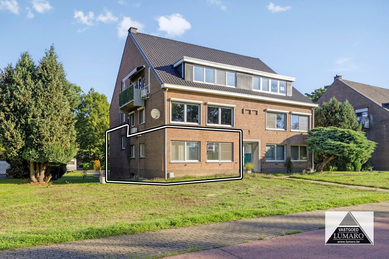 Gelijkvloers appartement met 3 slaapkamers, en ruime garage 