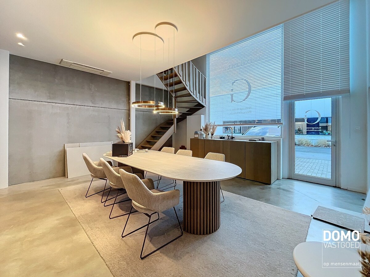 CENTRAAL GELEGEN LOODS TE BERBROEK MET OPSLAG- EN KANTOORRUIMTE 