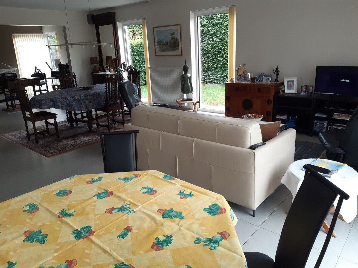 Recente, eigentijdse villa in doodlopende verkaveling ! 