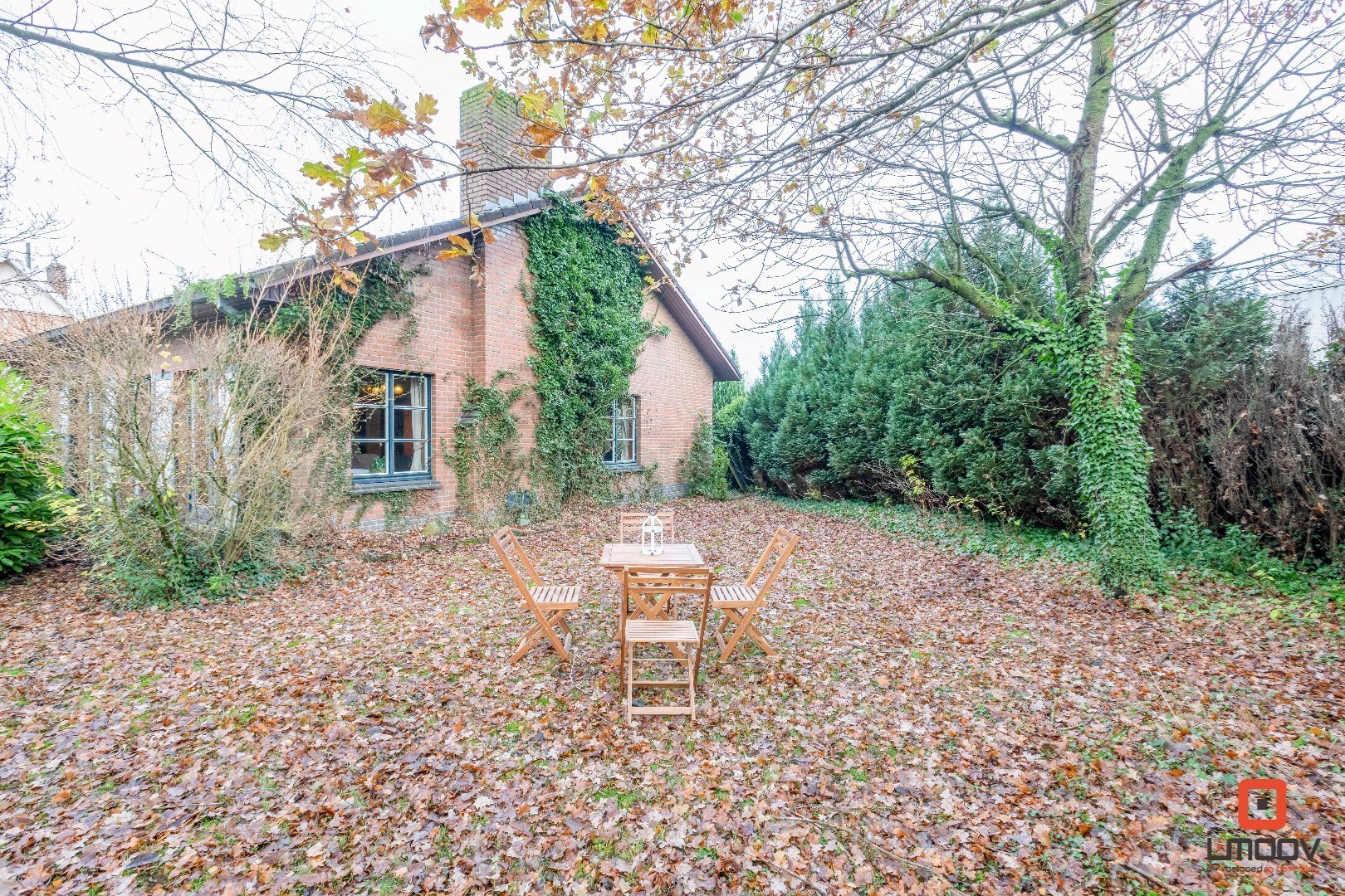 Ruime, te renoveren villa met grote tuin en twee garages 