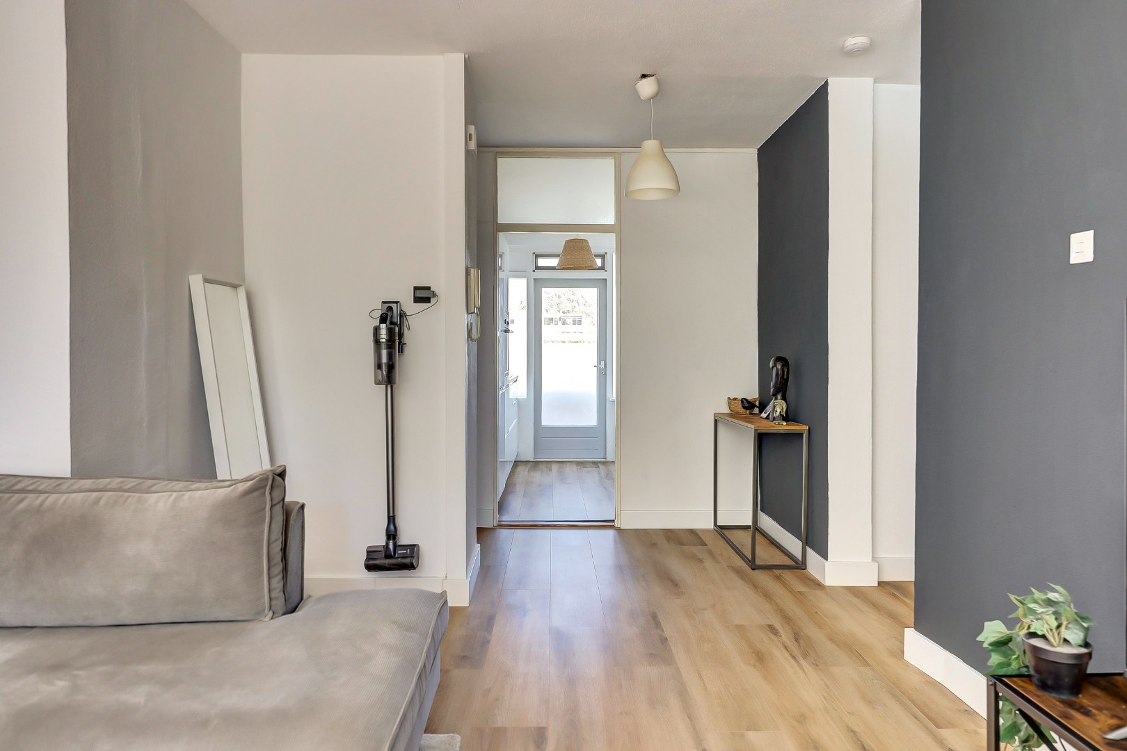 Goed onderhouden en instapklaar 4-kamer hoek-appartement op de 4e verdieping met moderne keuken en badkamer, 3 balkons en gelegen op eigen grond. 