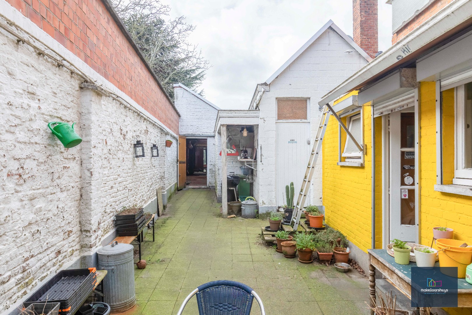 Woning met 3 slaapkamers en verrassende tuin met bijgebouwen 