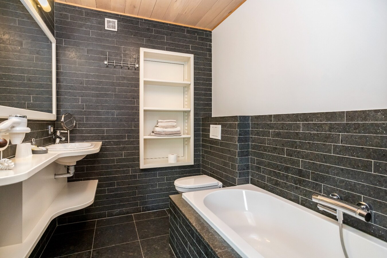 Unieke vierkantshoeve op toplocatie in Heuvelland te koop! 