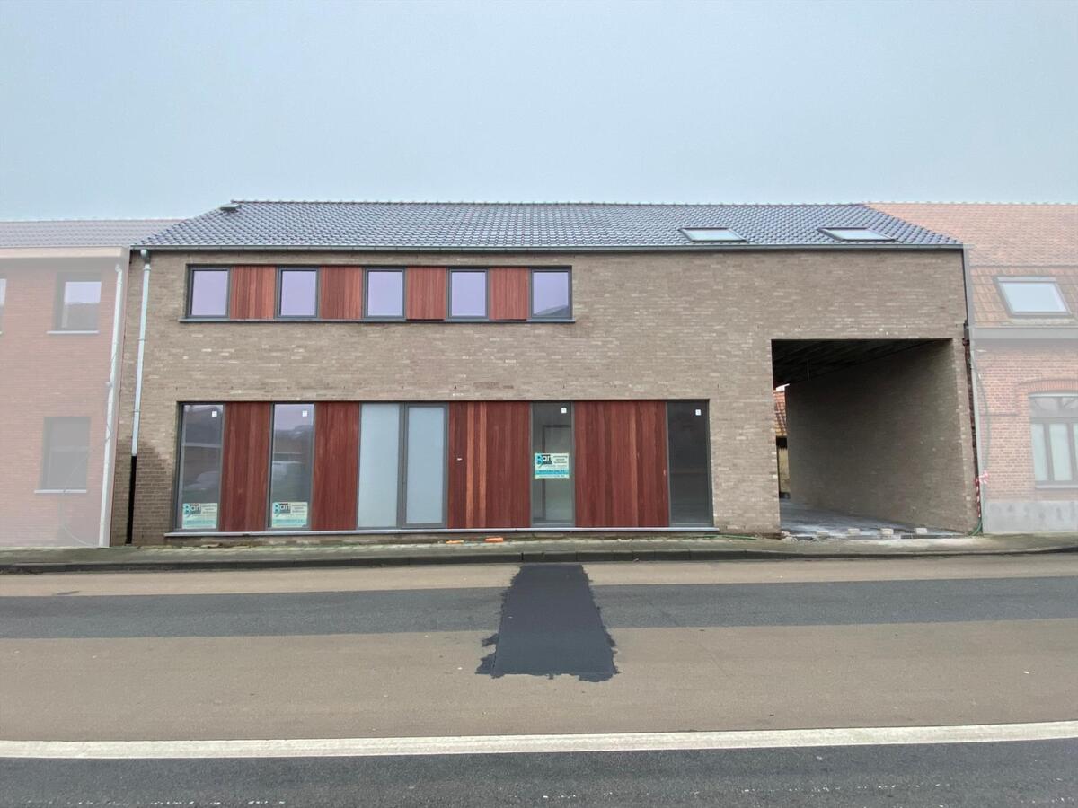 Ruime, energiezuinige nieuwbouwwoning met loods te Brielen 