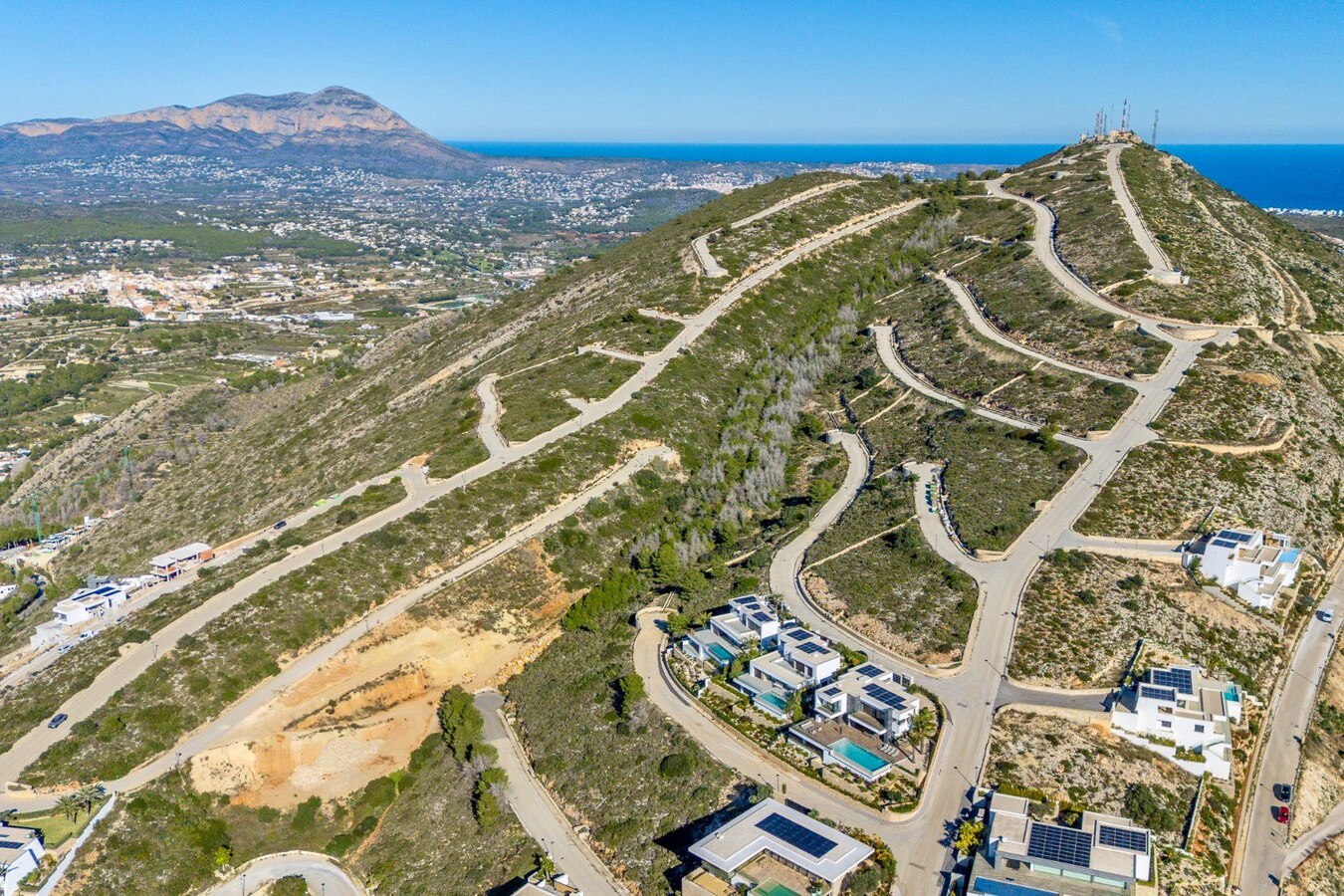 Een uitzonderlijke villa waar luxe, licht en panoramische waterzichten samenkomen. 