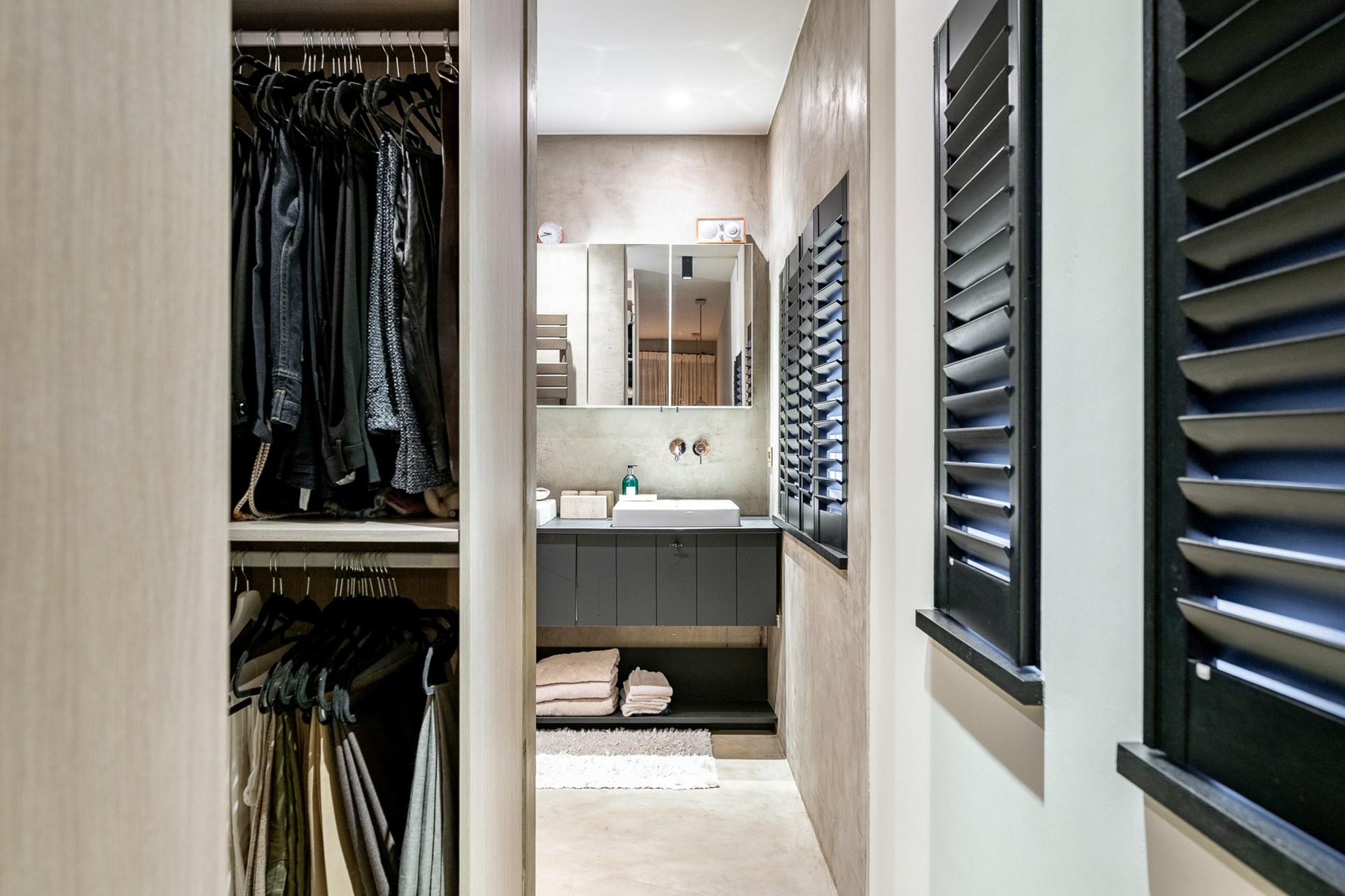 Située dans un quartier résidentiel calme et très prisé de Knokke, cette maison entièrement rénovée offre une combinaison parfaite de confort contemporain, de lumière et d'élégance raffinée. 