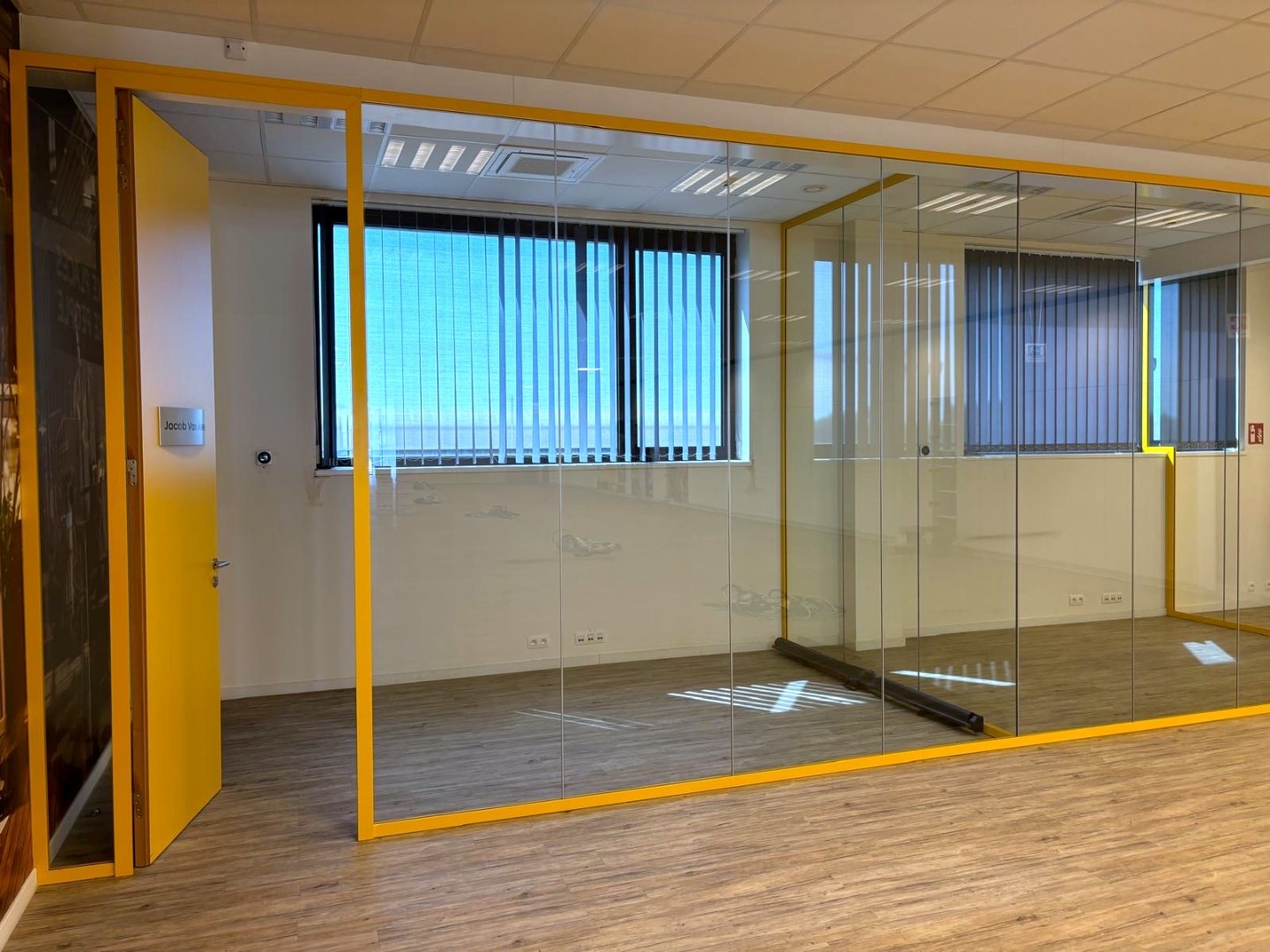 Instapklaar kantoor te huur aan de voorhaven in Gent