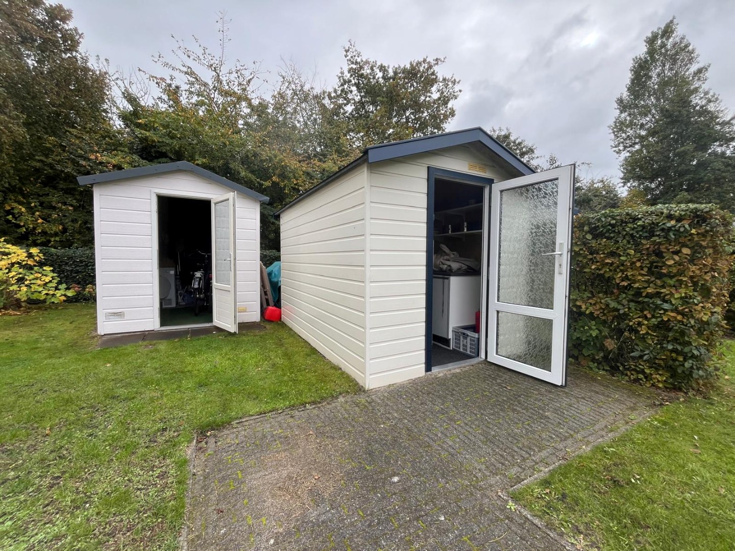 Leuke chalet (1999) met apart gastenverblijf, berging en royale tuin, op loopafstand van het Veerse Meer te koop! 