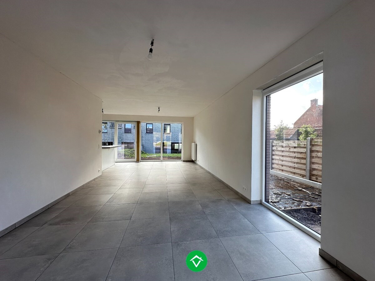 Moderne en lichtrijke nieuwbouwwoning met drie slaapkamers te Handzame (Kortemark) 