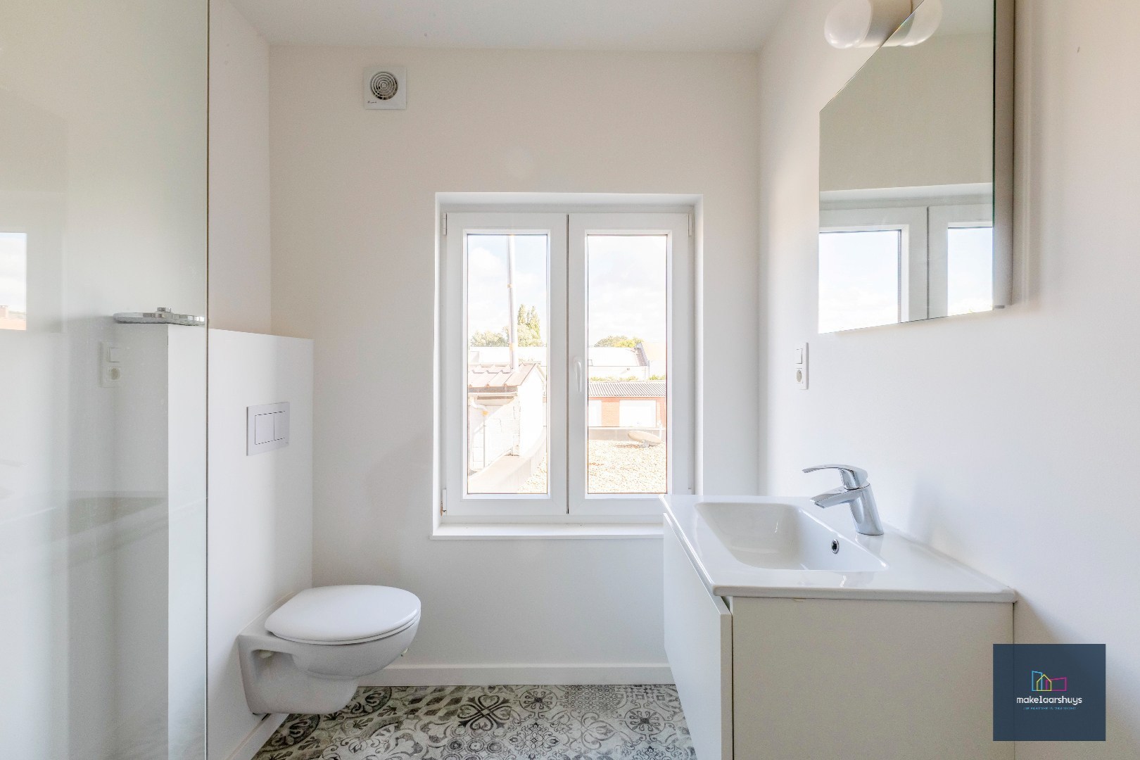 Instapklare gerenoveerde woning in rij met terras, tuin en garagebox 