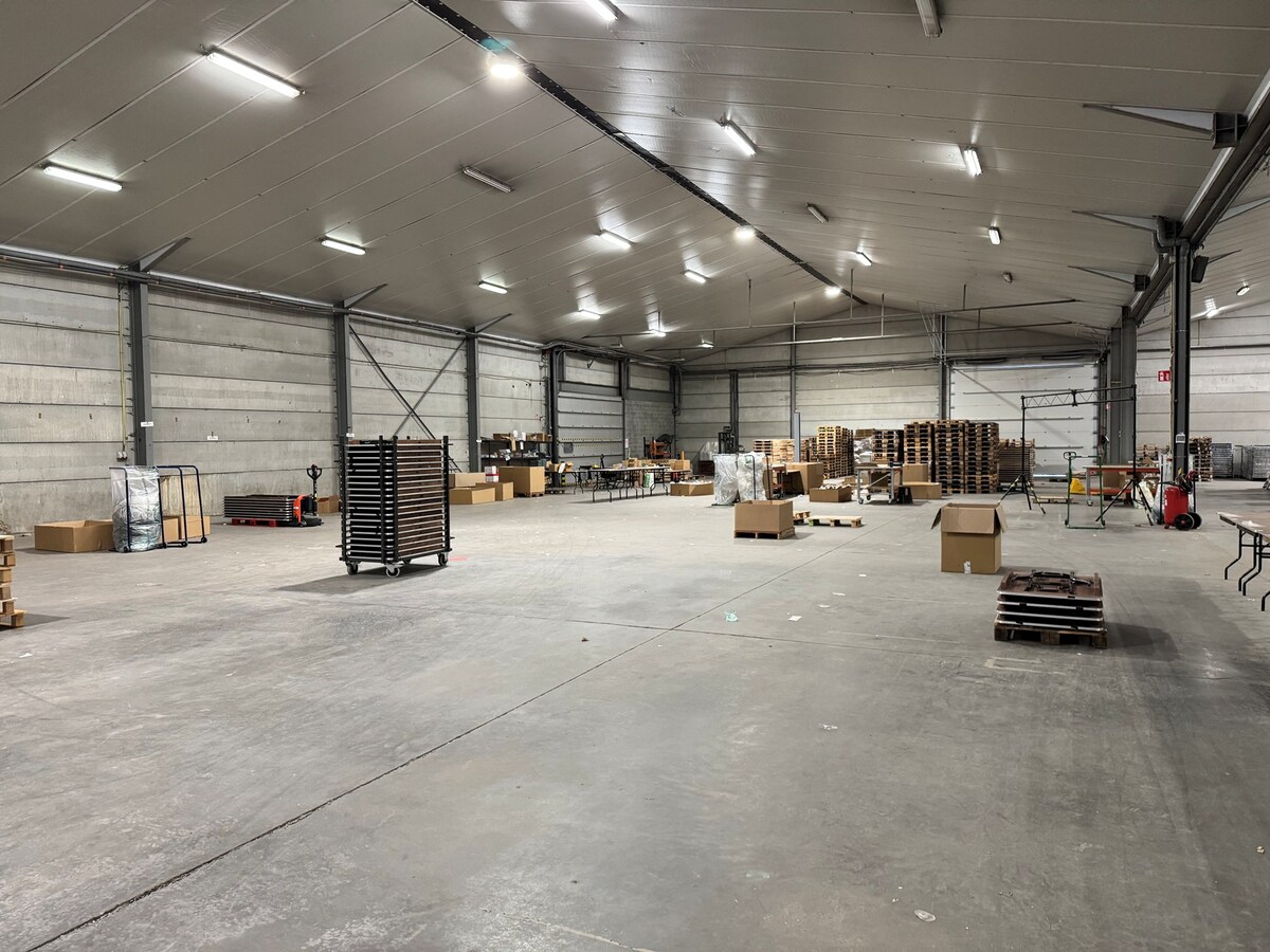 Loods met burelen te huur te Koekelare 