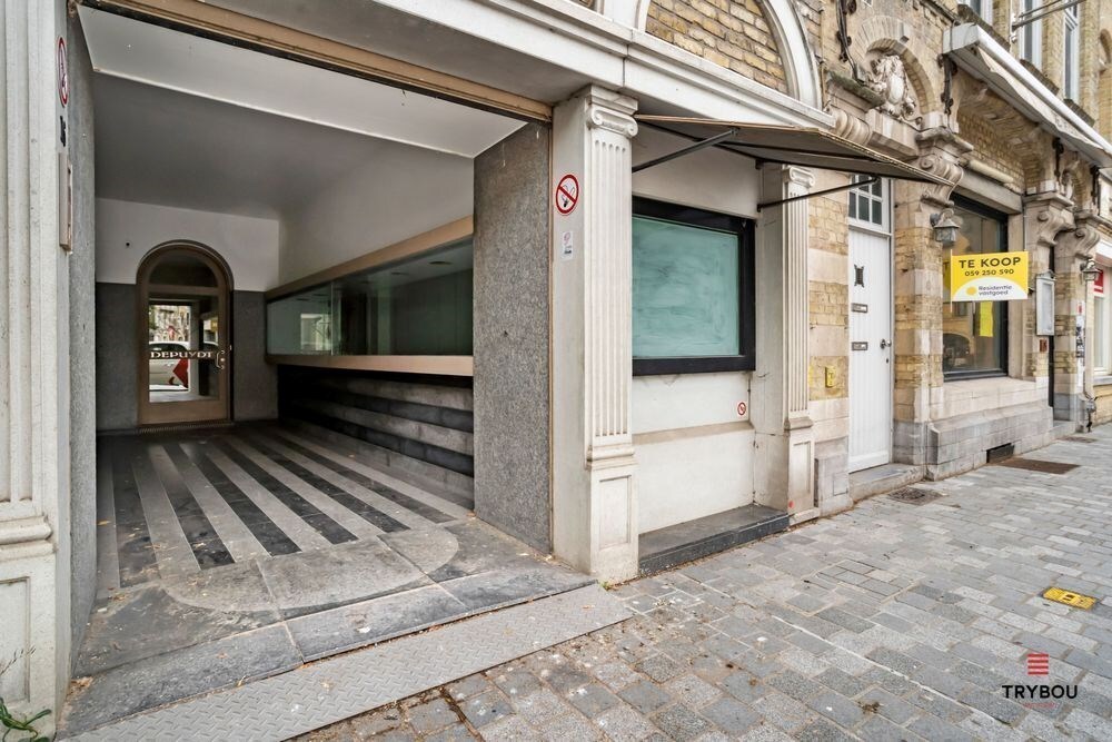 Uniek Handelspand met woonst op de Grote markt van Diksmuide. 