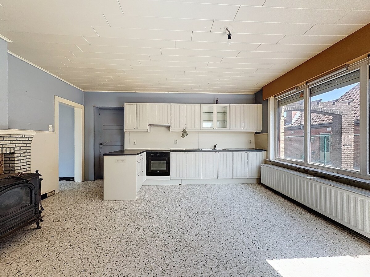 Ruime, te renoveren OB met garage te Zottegem 