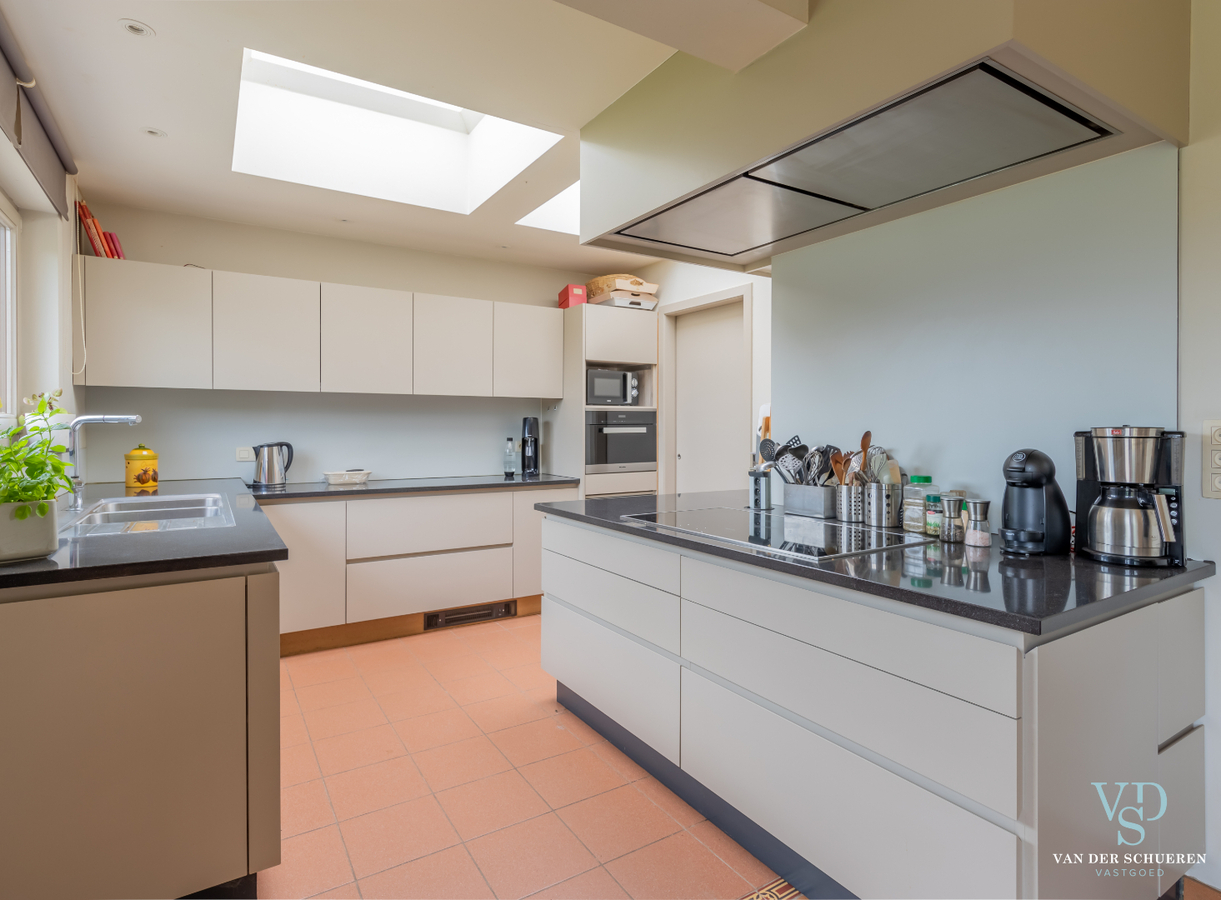 Authentieke herenwoning met atelier / bureau's. 