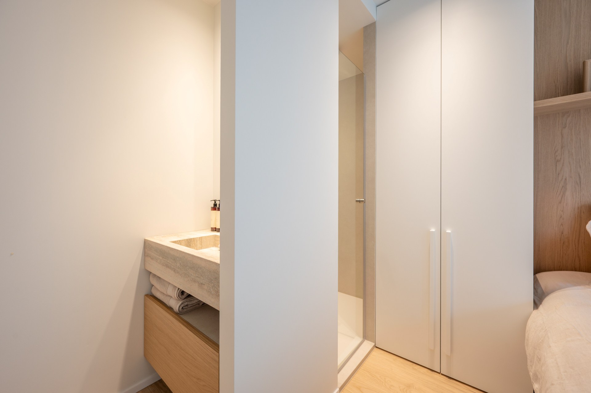 Prachtig gerenoveerd appartement met 3 slaapkamers centraal gelegen op de Lippenslaan te Knokke. 