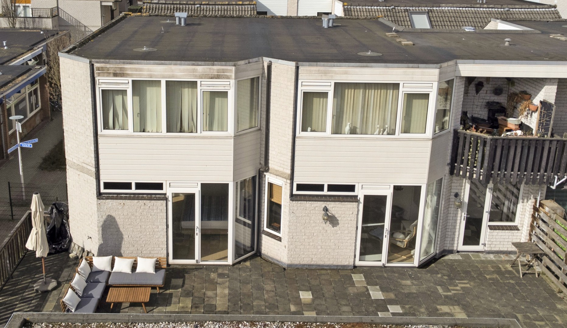 Ruime 4- (voorheen 5) kamer woning op 1e etage met riant terras van 45 m² en een berging en overdekte parkeerplaats op begane grond. 