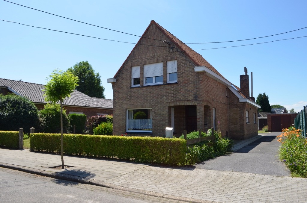 Te renoveren villa op mooi perceel goed gelegen nabij centrum Maldegem 