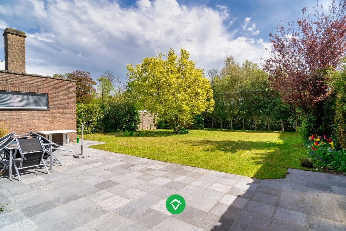 Woning met 6 slaapkamers en praktijkruimte in het centrum van Koekelare 