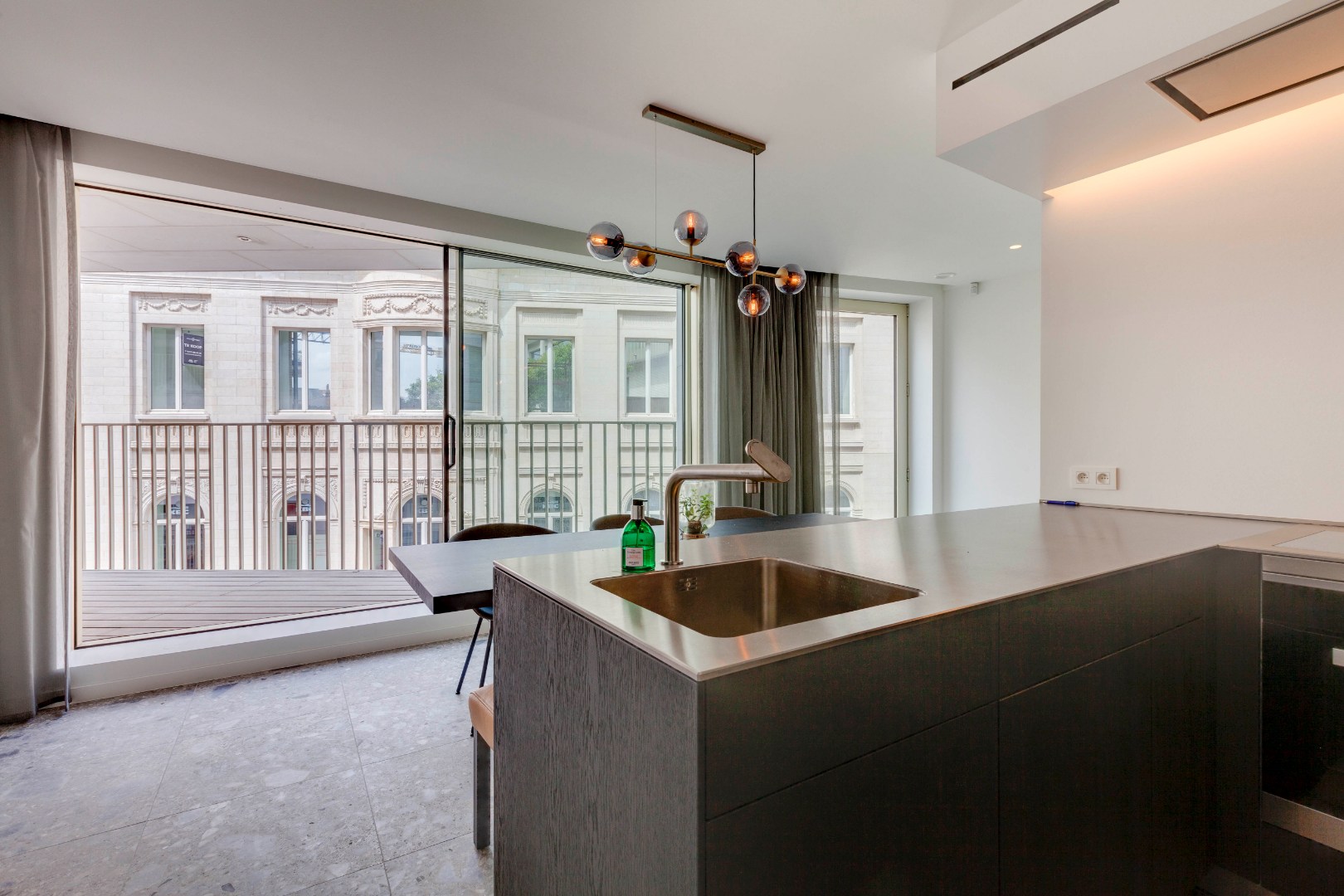 Gemeubeld en luxueus appartement  met parking te Kouterdreef 