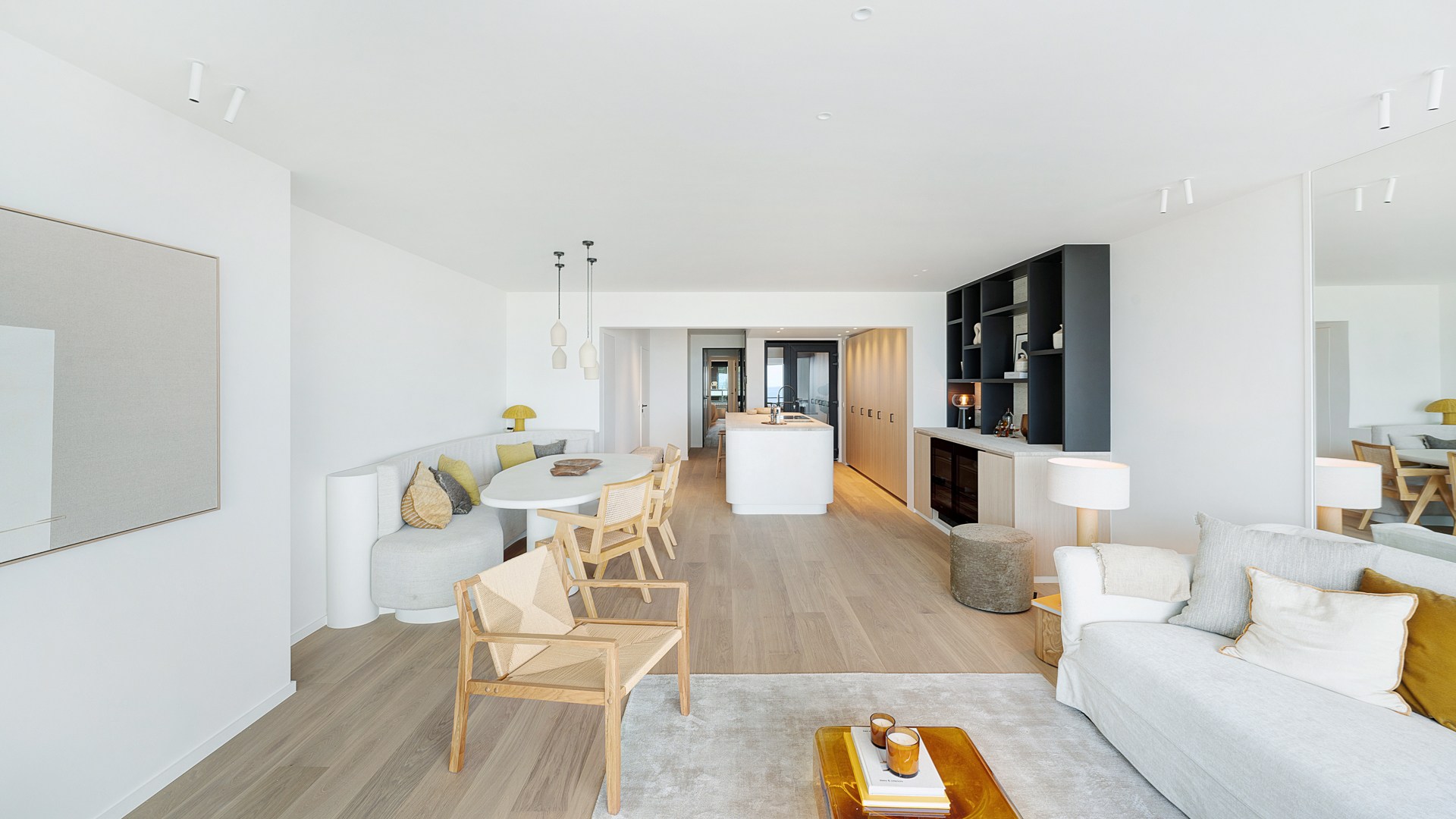 Op een absolute topligging aan de zeedijk in het Zoute bevindt zich dit prachtig gerenoveerde appartement op de eerste verdieping van een standingvolle residentie, met een gevelbreedte van 5,20 meter 