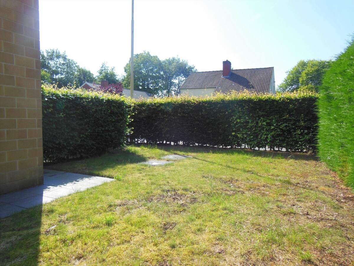 Gezellig gelijkvloersappartement met zonnige tuin en garage 