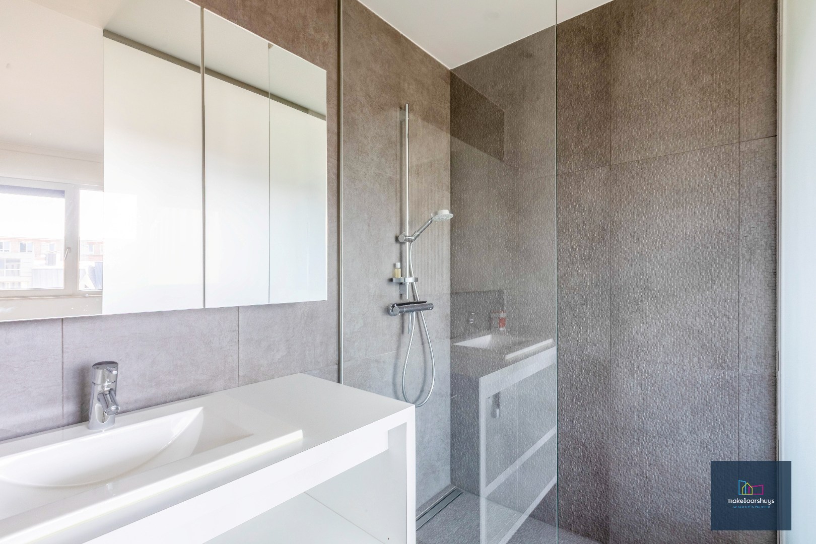 Luxueus duplex appartement   te Kouterhof met 2 slaapkamers , terras en  garageplaats 