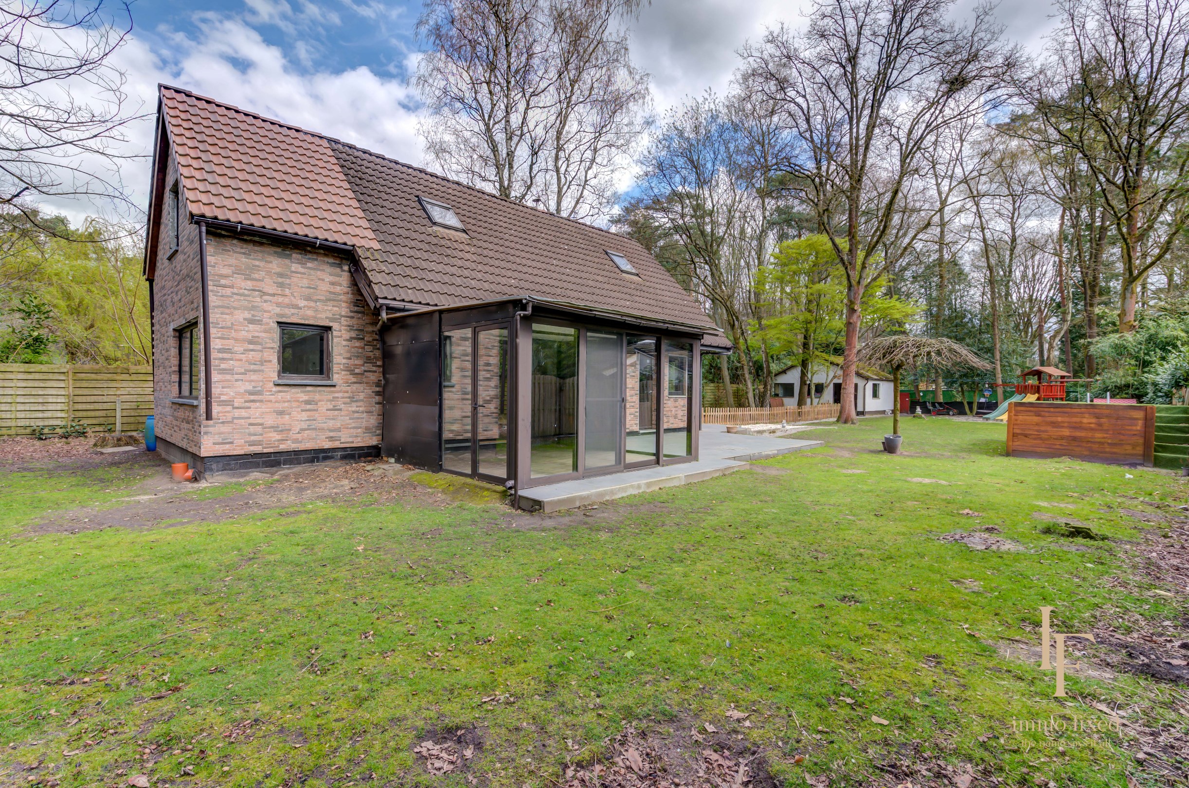 Vrijstaande woning (TE RENOVEREN) op 1400m2 grond te Schilde! 