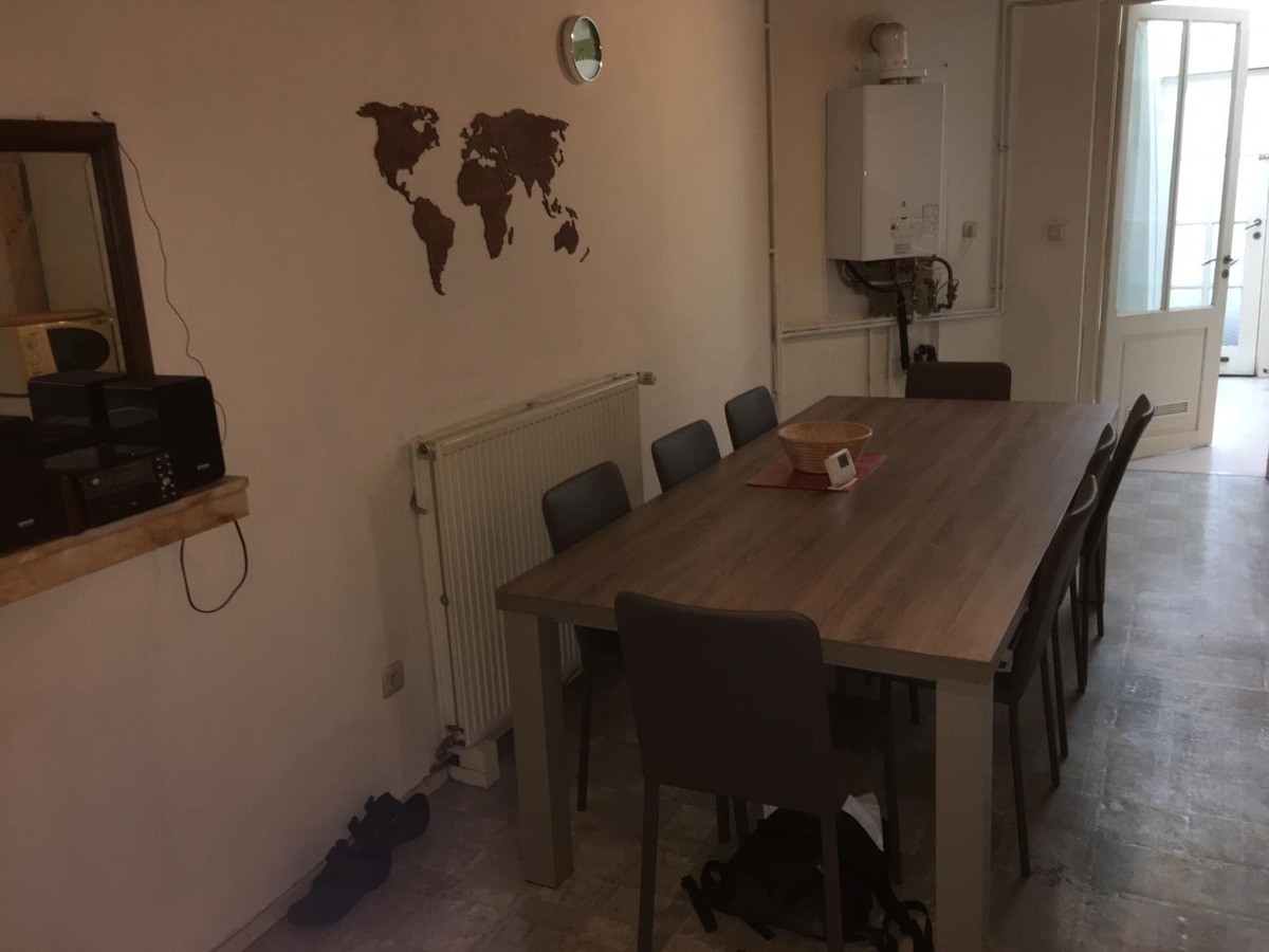 Degelijke rijwoning in de gekende Papegaaistraat. 