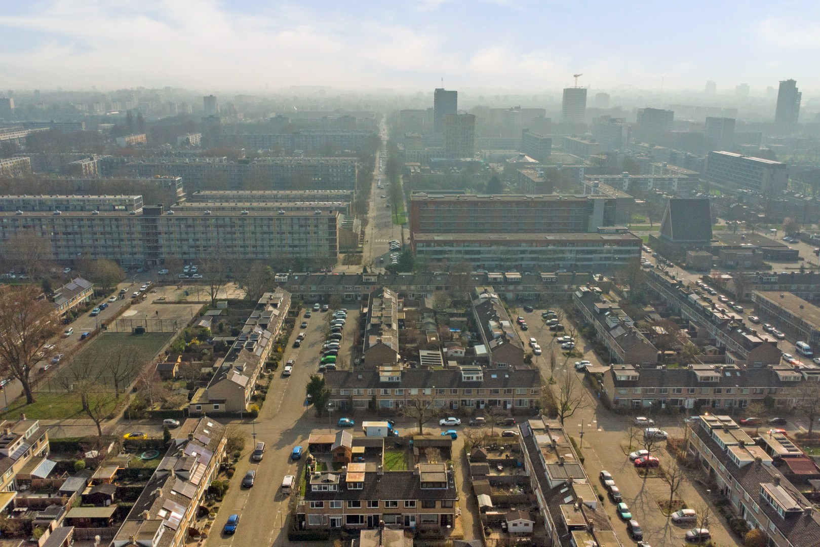 Ruime uitgebouwde 6-kamer hoekwoning met kunststofkozijnen, dakkapellen, grote tuin en eigen grond. 
