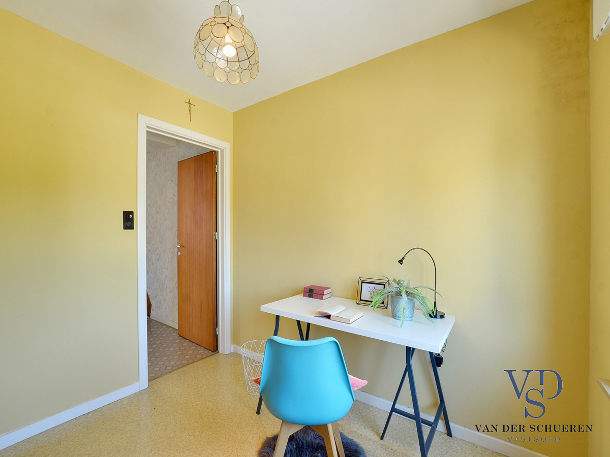 Degelijke woning met tuin en afz. garage. 