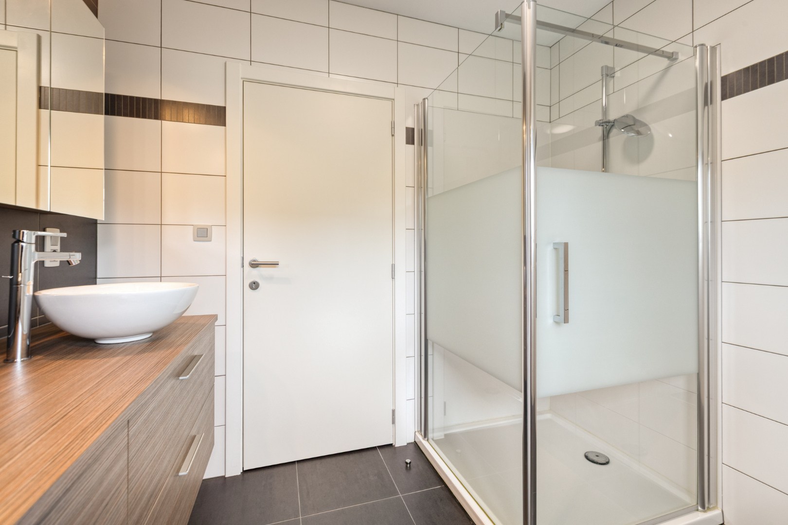 Instapklaar gelijkvloers appartement met 2 slpk. en ruim terras in Geel 