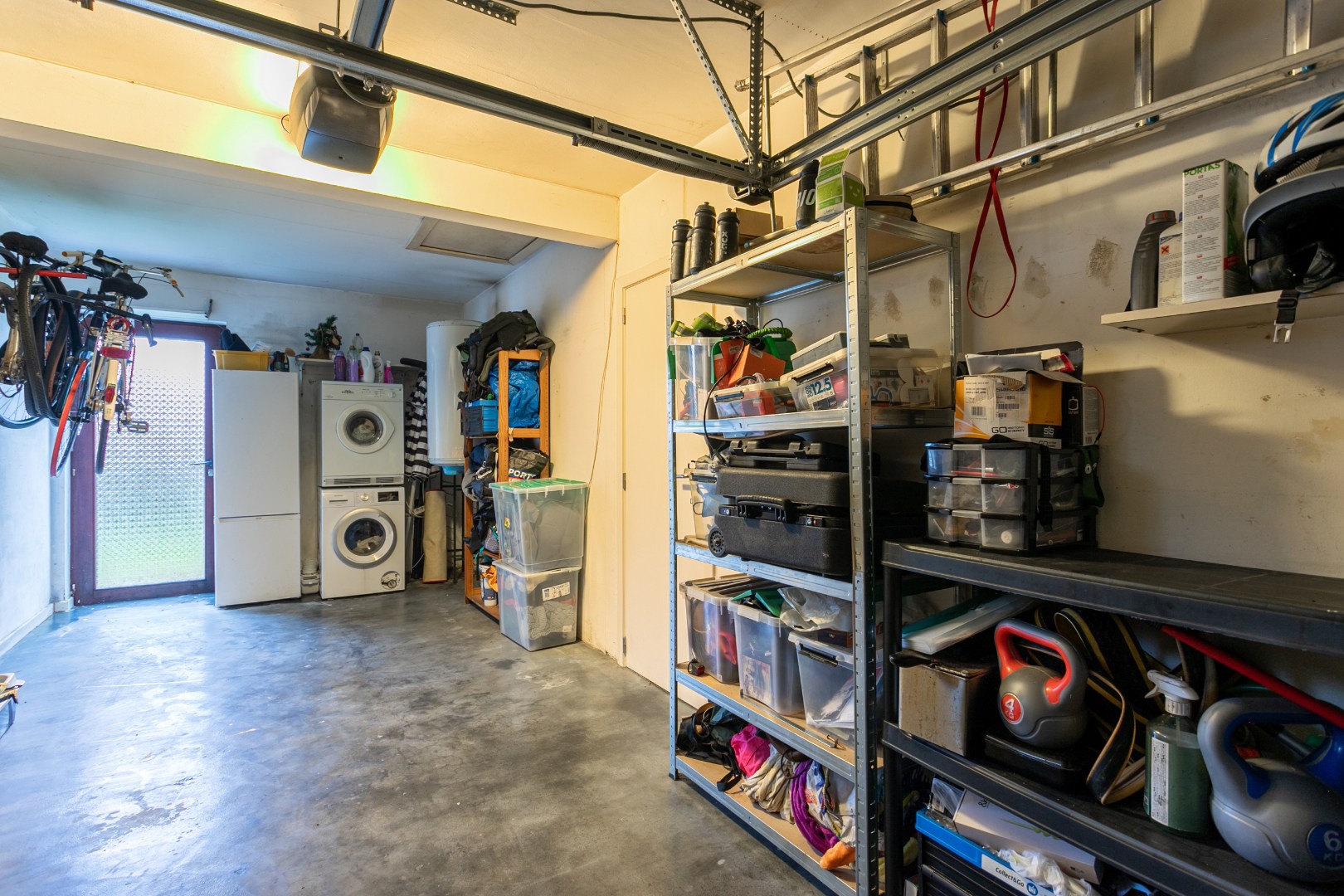 Op te frissen bungalow met 2 slaapkamers, garage en tuin op topligging in Halle 