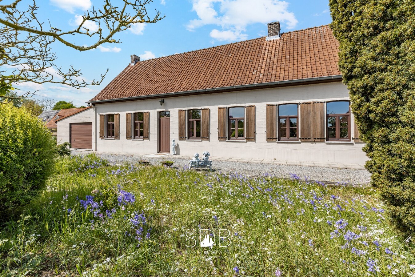 Authentieke hoeve met bijgebouwen en graslanden op 6.664m² met mogelijkheid tot bijkomend grasland op 3.070m² 
