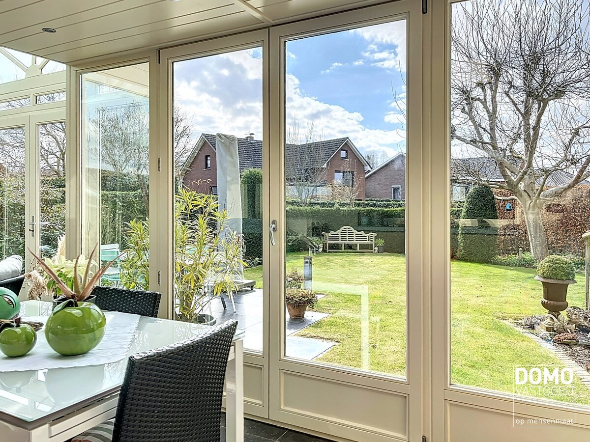 Ruime woning met 4 slaapkamers, groene tuin, terras en inpandige garage 