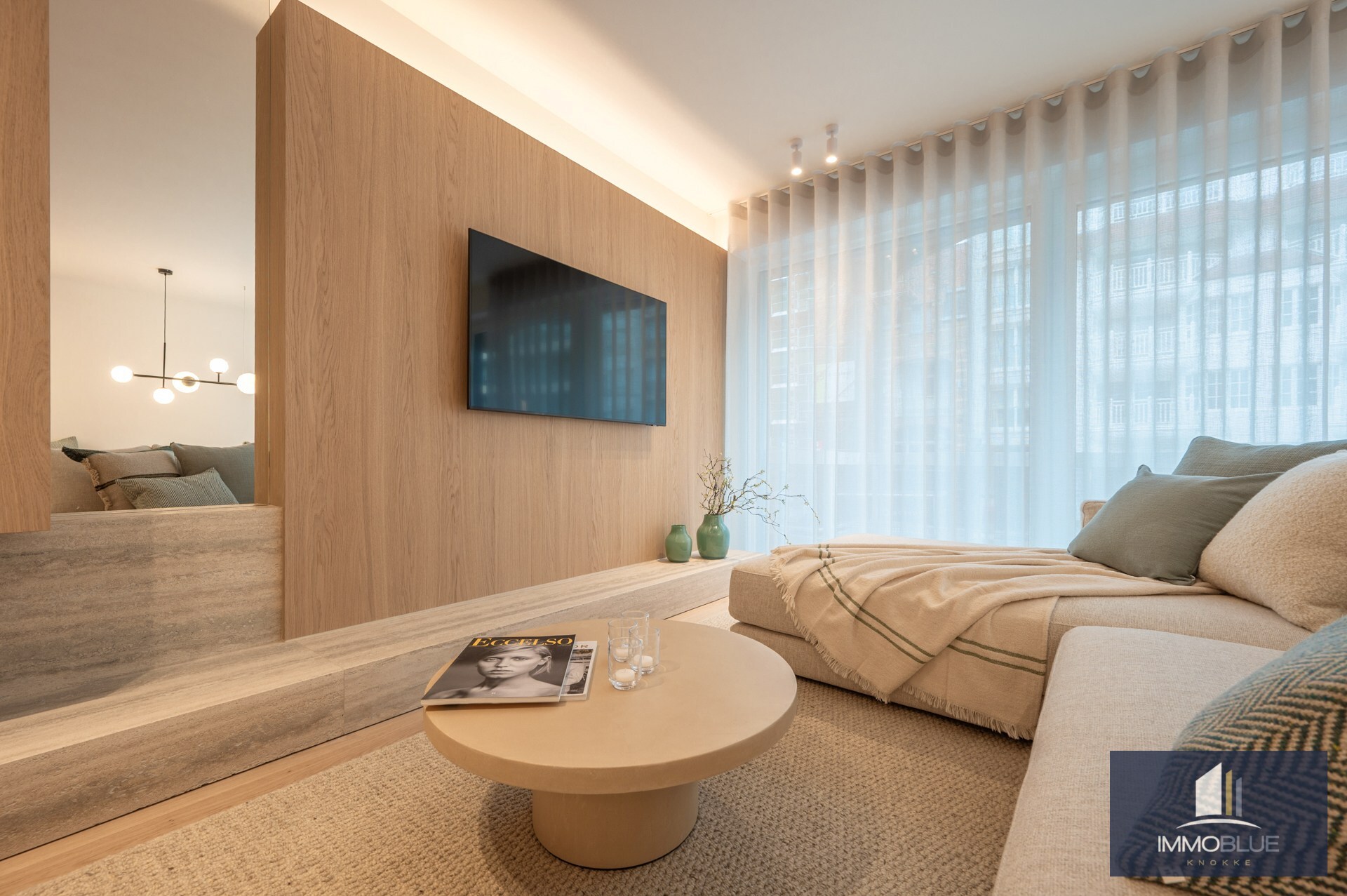 Appartement lumineux, entièrement rénové, avec trois chambres et une largeur de façade d’environ 5,5 mètres, idéalement situé à proximité de l’avenue Dumortier. 