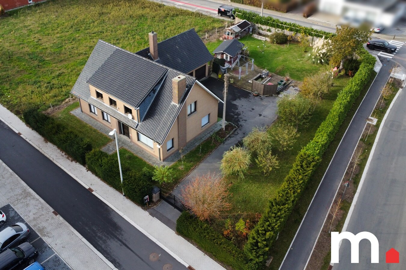 Alleenstaande Villa met 5 slaapkamers en 348m² bewoonbare oppervlakte te Lendelede! 