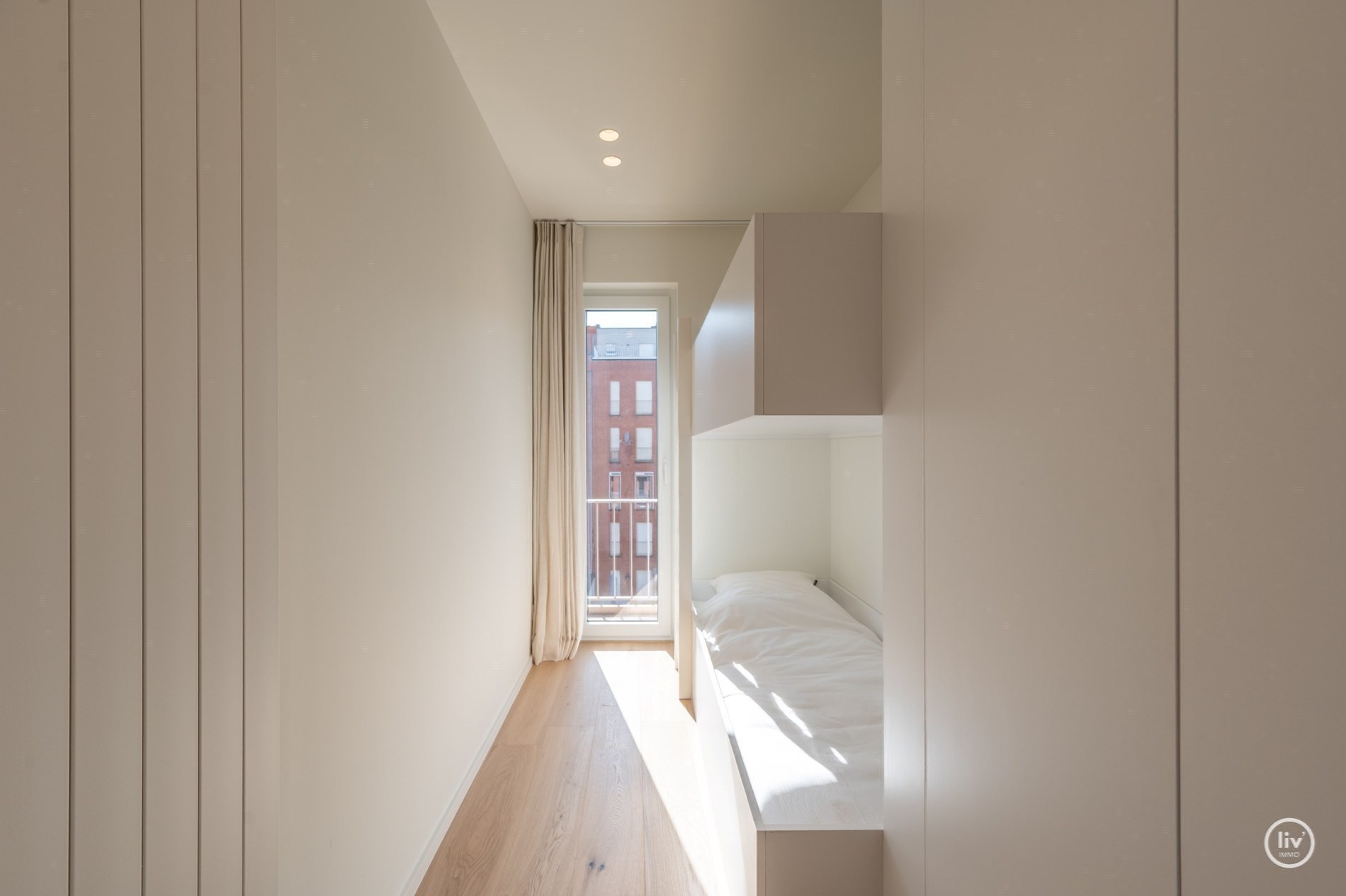 Volledig gerenoveerd appartement met terras gelegen Lippenslaan nabij het Van bunnenplein. 