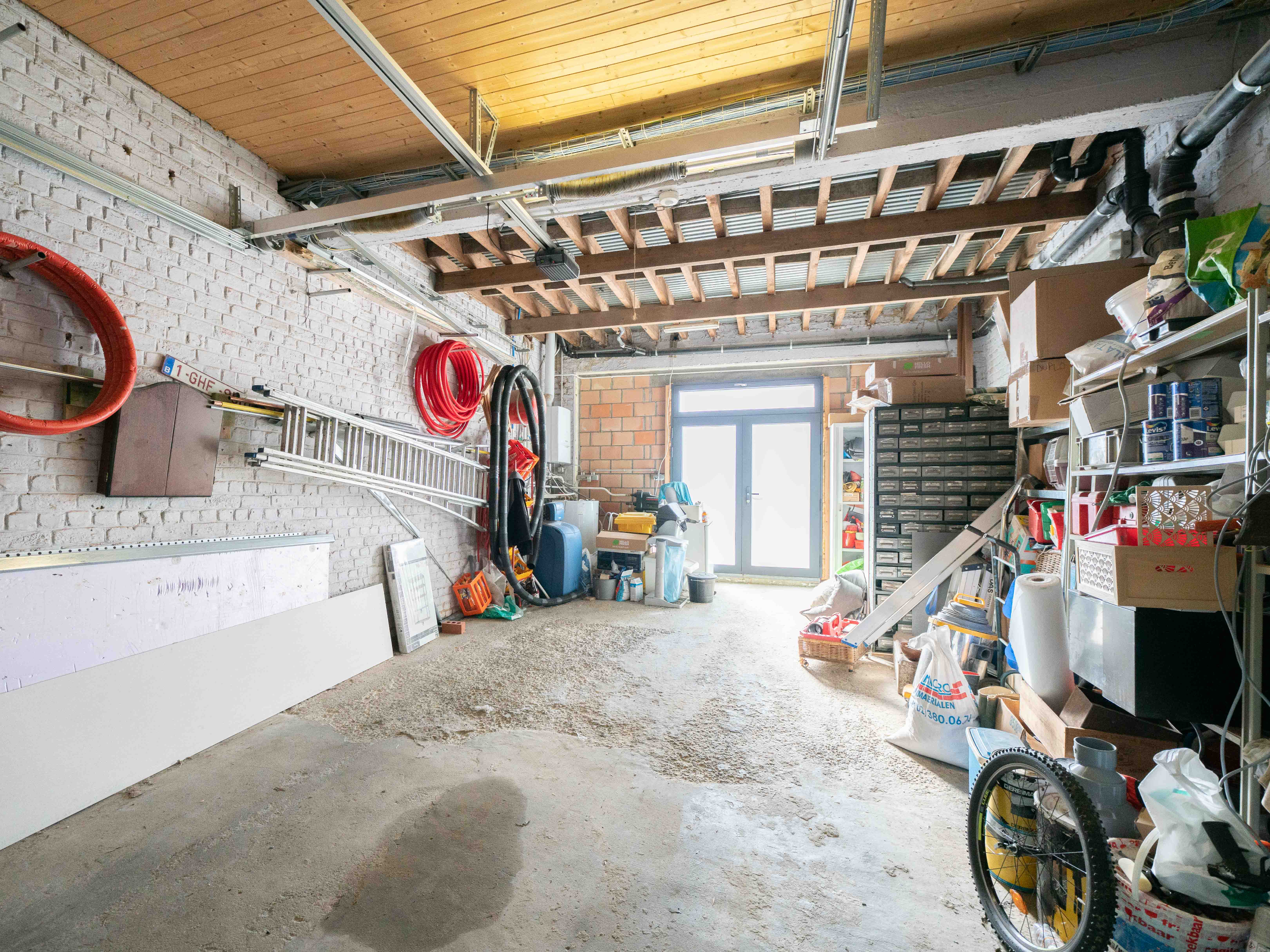 Volledig gerenoveerde woning met 4 kamers, tuin en garage 