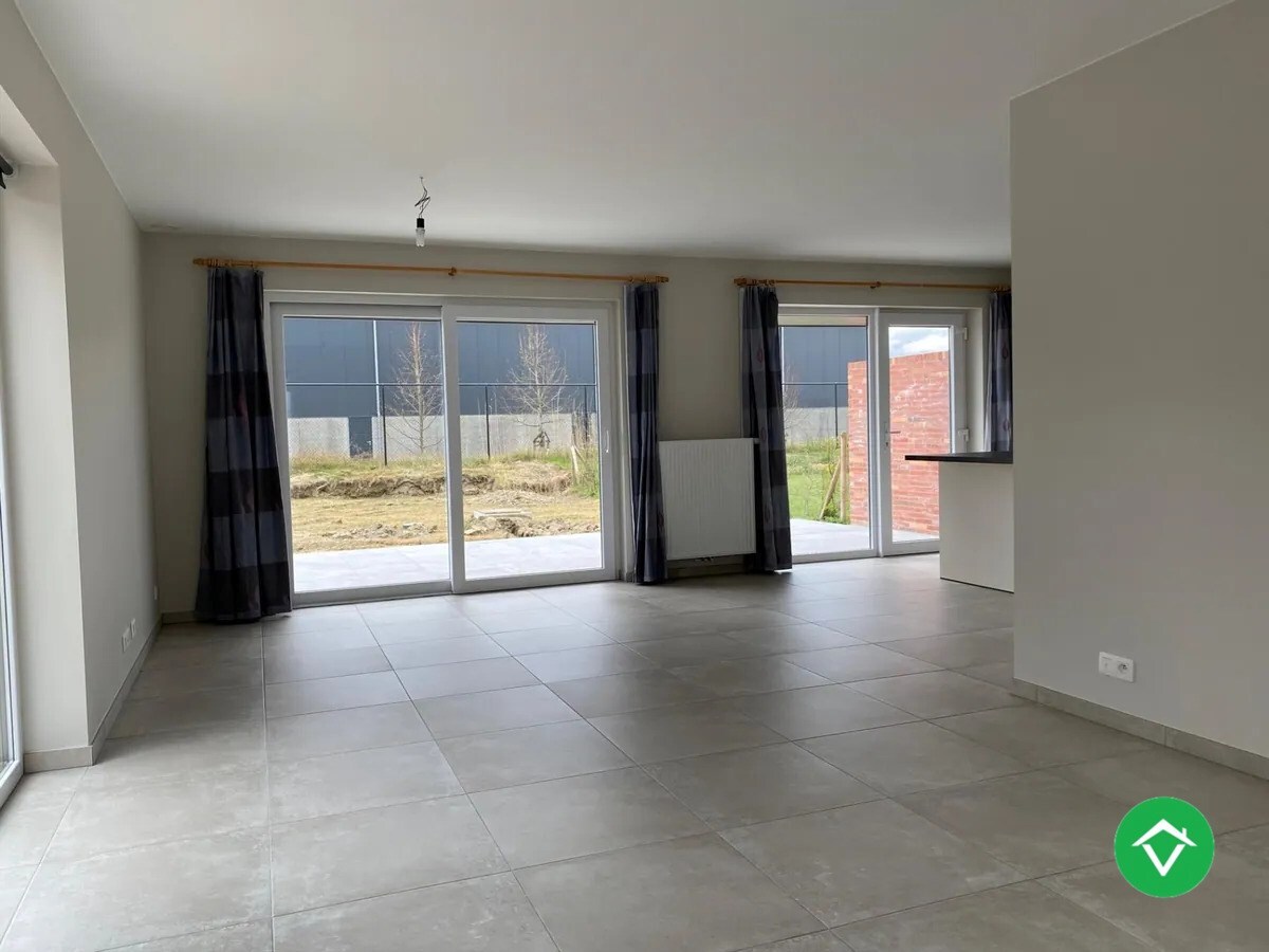 Ruime nieuwbouw woning met 3 slaapkamers, tuin  met tuinhuis en garage te Kortemark 